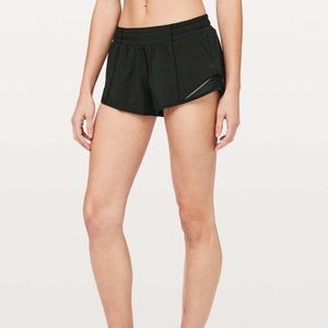 Lululemon 2.5” hotty hot shorts